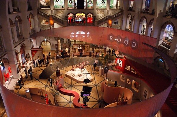 Foto grote hal in het Tropenmuseum